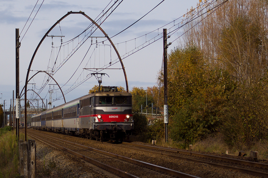 Peu après la gare de Morcenx, voila la BB 9315 sur un Lunéa à vide le 09.11.2008.jpg